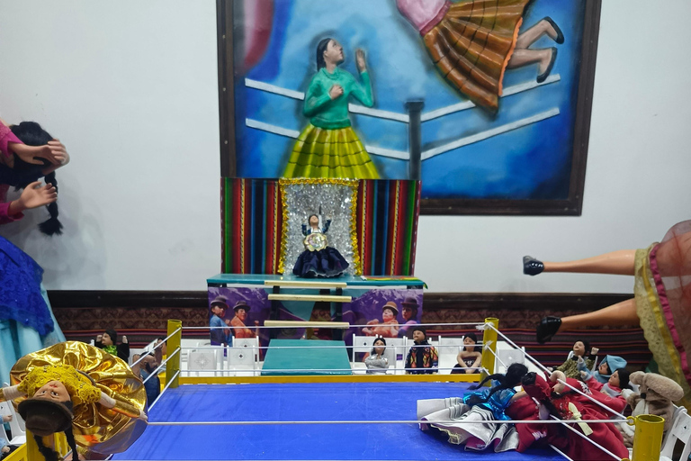 Espectáculo de lucha libre de cholitas con servicio de recogida, aperitivos y recuerdo.Espectáculo de lucha libre cholita con servicio de recogida, aperitivos y recuerdo