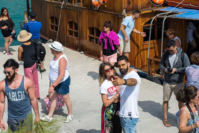 Santorini: Volcano, Hot Springs, and Thirasia Boat Tour With pick-up