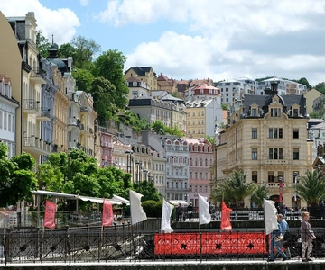 Praga: Karlovy Vary Tour privado con un local