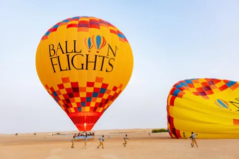 Dubai: Varmluftsballon med vintage Land Rover & morgenmad