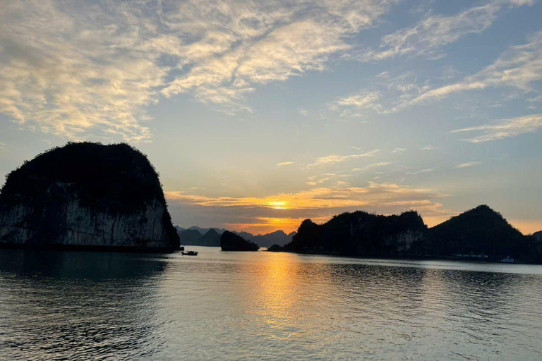 Hanoi: Ha Long Bay Day Trip - Luxury Cruise & Buffet lunch