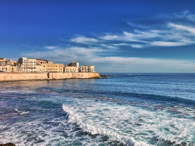 Syracuse: Ortigia Walking Tour with a Singing Tour Guide