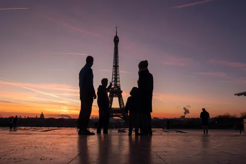 Paris Before the Crowds: Sunrise Walk & Breakfast