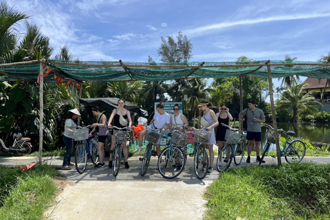 Barca di cocco a remi nel villaggio di Thanh Dong