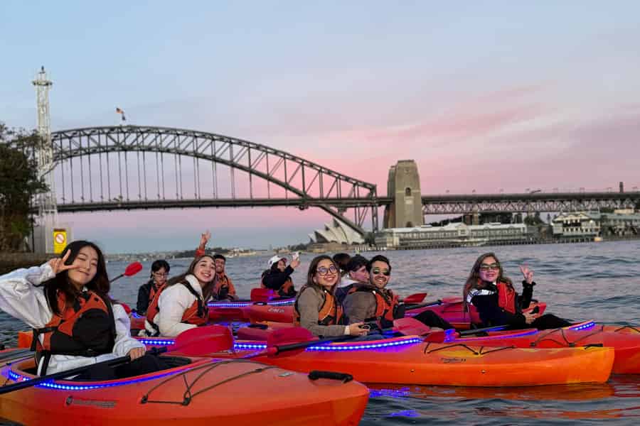 Sydney: Kajaktour bei Sonnenuntergang auf dem Hafen von Sydney. Foto: GetYourGuide Sydney: Kajaktour bei Sonnenuntergang auf dem Hafen von Sydney. Foto: GetYourGuide