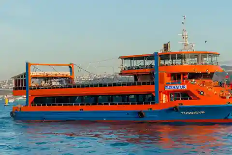 Istambul: cruzeiro noturno pelo Bósforo com mesa privativa