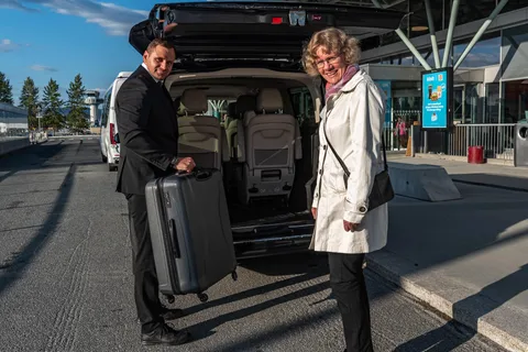 Tromsø: Airport to City Center VIP Transfer for 1-5 Guests