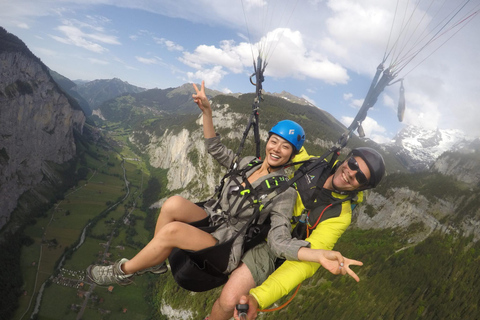 Mürren: Gleitschirmfliegen über Lauterbrunnens Felsen und Wasserfälle