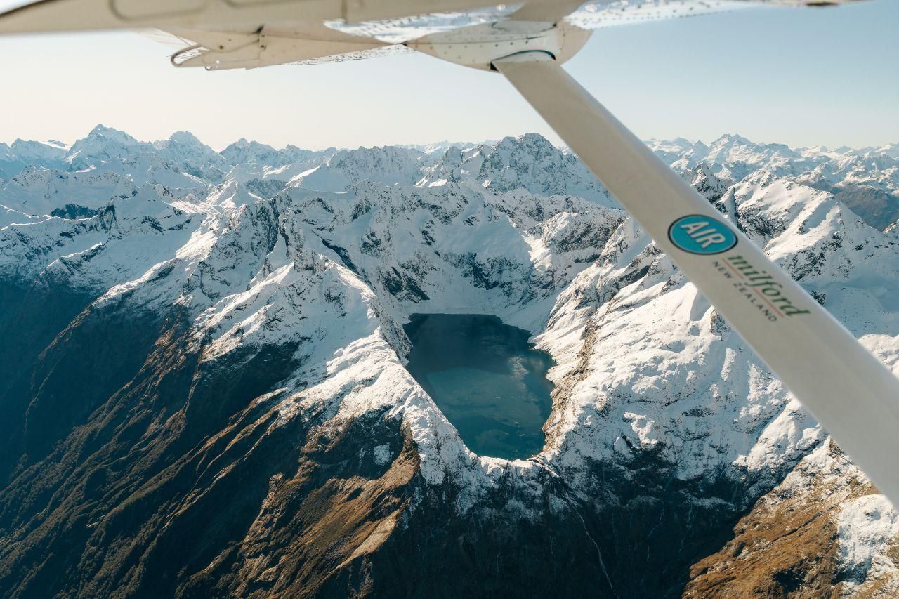 Von Queenstown: Flug zum Milford Sound und Naturkreuzfahrt