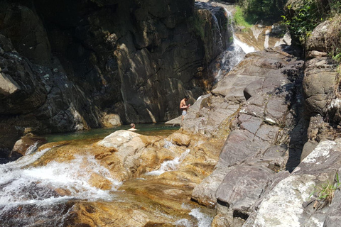 纳克尔斯峰探险和希洛亚村露营 2 日游