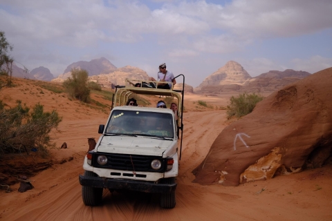 Excursion d'une demi-journée en jeep dans le Wadi RumExcursion en jeep d'une demi-journée dans le Wadi Rum avec campement