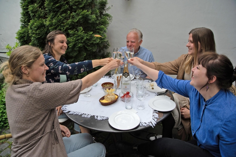 Colonia-Nippes: Sommer-Weinparty auf dem Hof