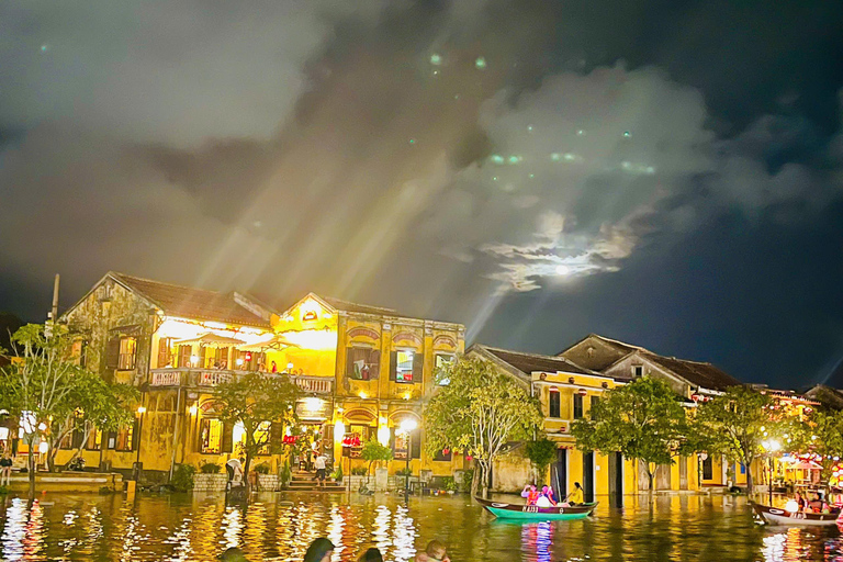 Hoi An: Giro in barca sul fiume Hoai con lancio di lanterne floreali