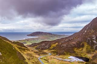 Belfast: Derry- & Donegal-Tour mit Famine-Village-Option