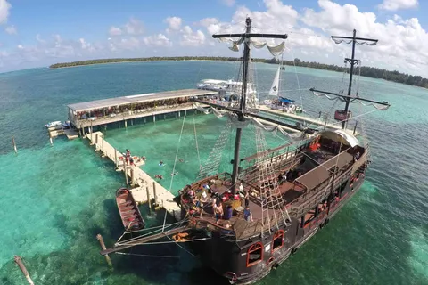Punta Cana: Navio pirata e aventura de snorkeling com tubarões
