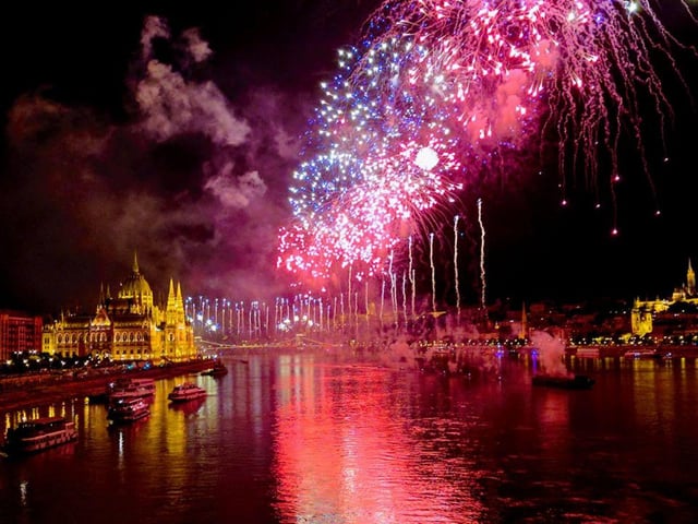 Budapest: crociera con fuochi d'artificio, cena di 4 portate e pianoforte dal vivo