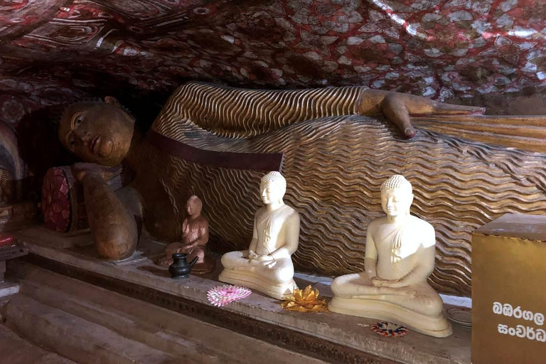 Kandy: Hidden Cave Temple Forest Hike & Lake View Summit