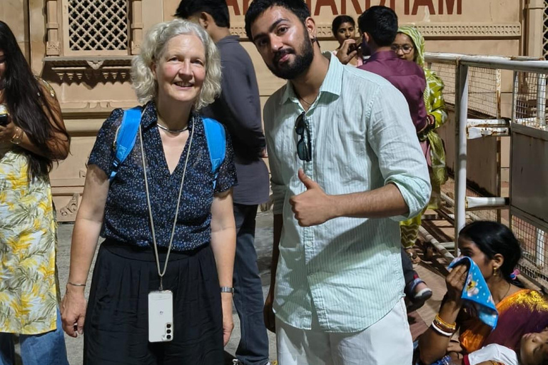 Delhi: Skapa din egen resplan – privat bil och guidad turHeldags anpassningsbar rundtur med luftkonditionerad bil, chaufför och guide