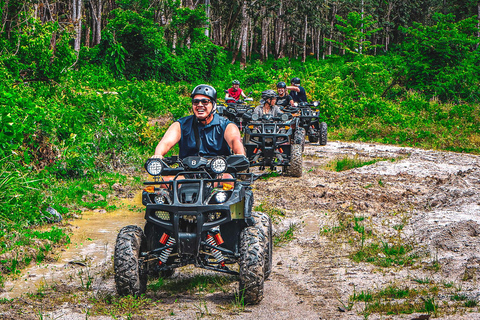 Langkawi Quad Hilltop Golden HourL&#039;heure d&#039;or du quad sur la colline de Langkawi