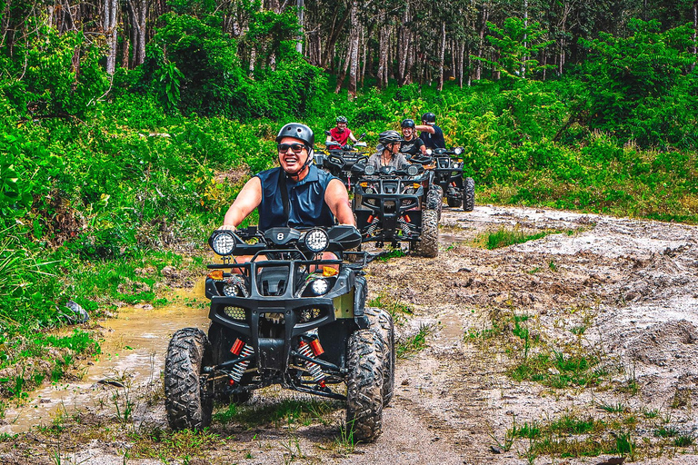 Langkawi Quad Hilltop Golden HourL&#039;heure d&#039;or du quad sur la colline de Langkawi