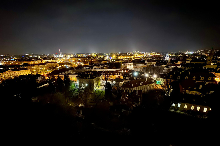 Prague: VIP Prague Castle Night Walk with Panoramic Views VIP Prague Castle Night Walk with Panoramic Views (German)
