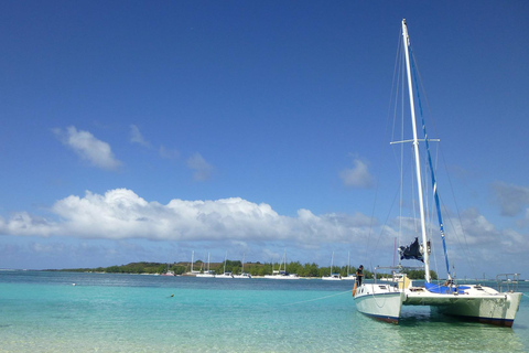 Cancun : Isla Mujeres All-Inclusive Catamaran avec prise en chargeCancun : Catamaran Isla Mujeres All-Inclusive avec prise en charge