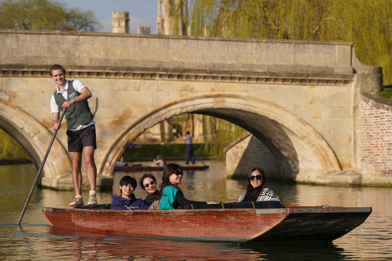 Cambridge Student-Led Walking & Punting Experience Chinese Cambridge Student-Led Private Walk & Punt Experience