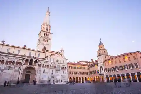 Modena: Walking Food Tour and Highlights with a Local Guide