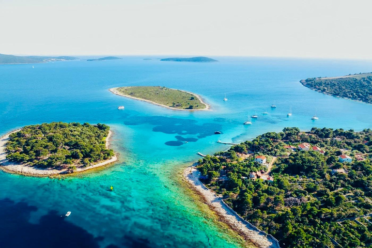 Ze Splitu/Trogiru: Błękitna Laguna i 2 wyspy - pół dnia prywatnieZe Splitu: prywatna półdniowa wycieczka do Błękitnej Laguny i Šolta Nečujam