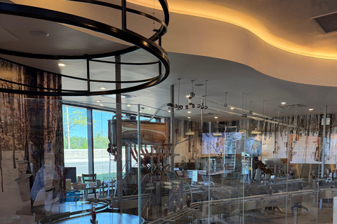 Sip, Snap & Maple Tap: Niagara-on-the-Lake Photo & Wine Tour Tasting at Konzelmann Lakeside Winery