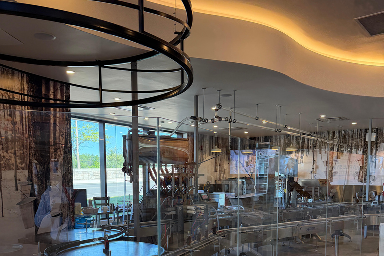 Sip, Snap & Maple Tap: Niagara-on-the-Lake Photo & Wine Tour Tasting at Konzelmann Lakeside Winery
