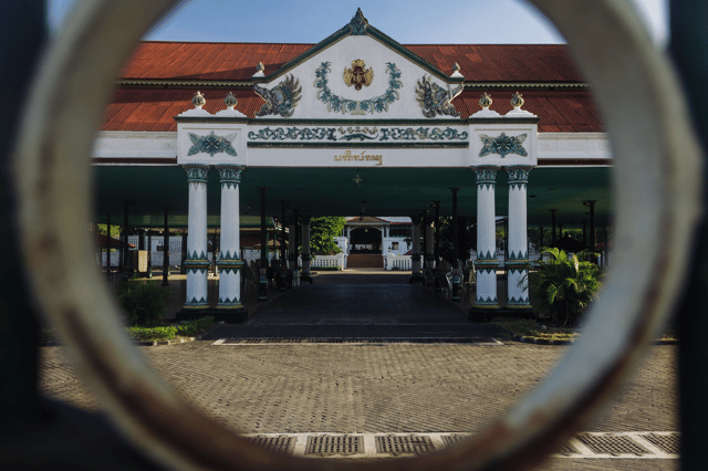 Yogyakarta: Sultan Palace & Water Castle Day Tour