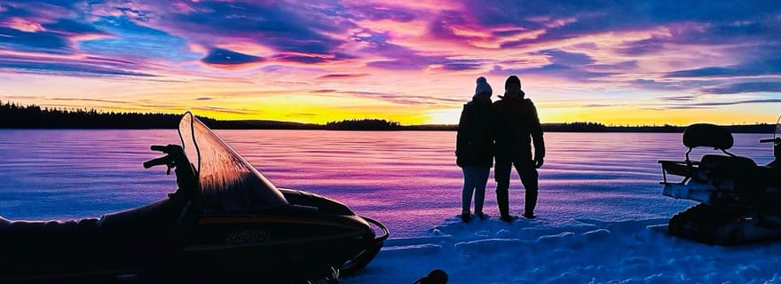 Le Nord, les chiens, les motoneiges et les aurores boréales