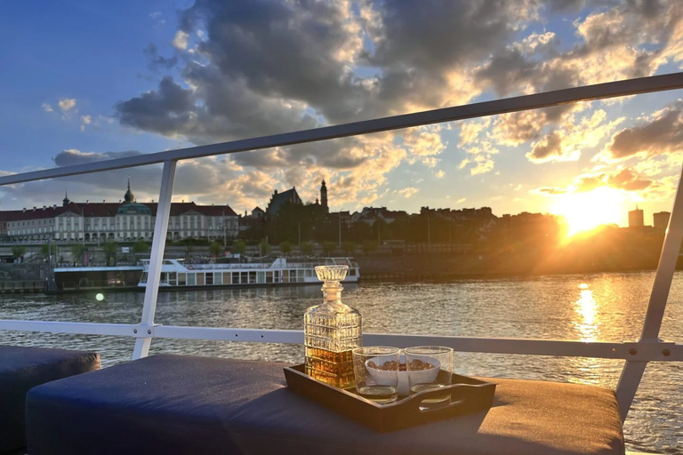 Varsóvia: cruzeiro privado pelo rio com snacks e bebidasVarsóvia: cruzeiro privado no rio com lanches e bebidas