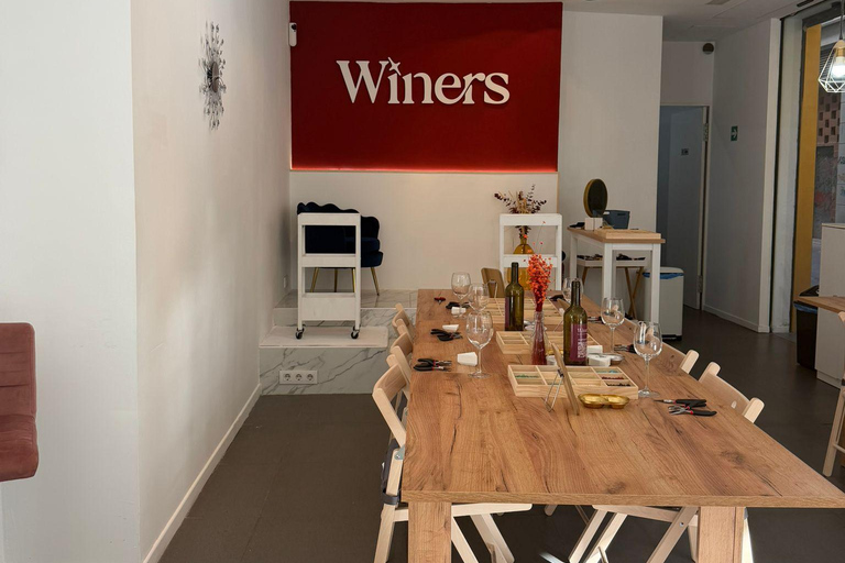 Valencia: Jewelry-Making Workshop with Unlimited Drinks