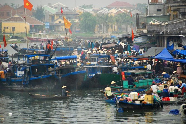 Wschód słońca nad rzeką Hoai w Hoi An