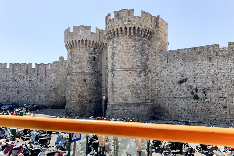 Rodos: hop on, hop off-bezienswaardighedentourRodos: hop on, hop off-bezienswaardighedentour rode bus