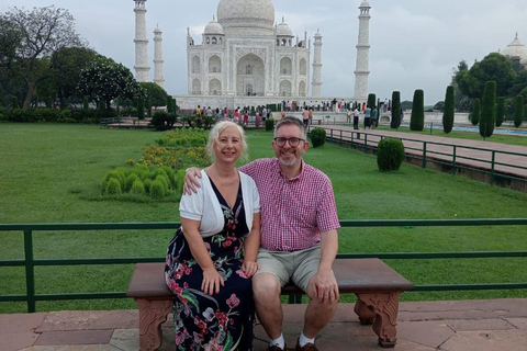 Visita nocturna al Taj Mahal en Agra desde Bombay con vuelo de ida y vueltaNoche en Agra con alojamiento en hotel de 4 estrellas.