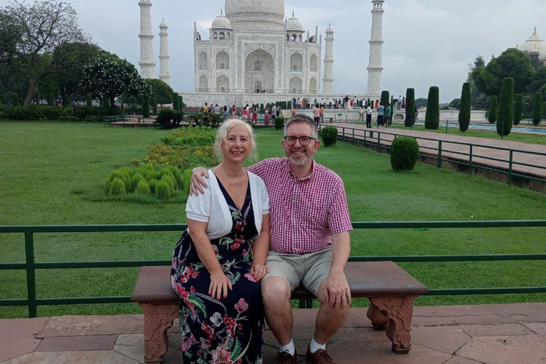Visita nocturna al Taj Mahal en Agra desde Bombay con vuelo de ida y vueltaNoche en Agra con alojamiento en hotel de 4 estrellas.