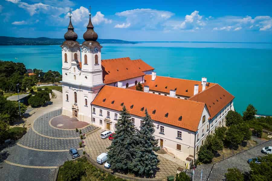 Ab Budapest: Tagestour zum Balaton und nach Tihany mit Esztergom. Foto: GetYourGuide