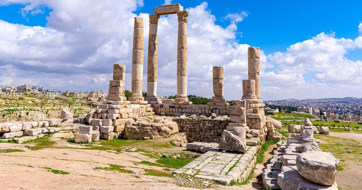 Римские сокровища. Джераш древнеримское наследие. Amman Citadel Амман. Иордания Амман. Мужчины города Амман.