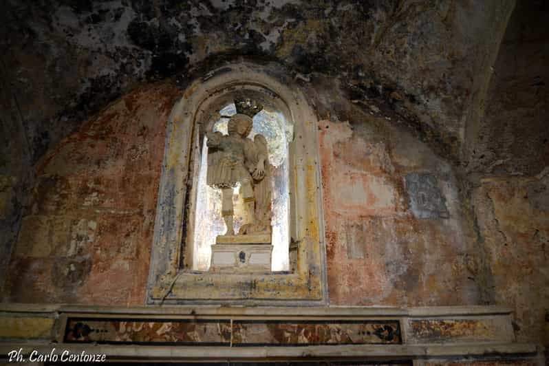 Gravina ingresso chiesa rupestre San Michele delle grotte