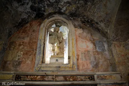 Gravina: ingresso chiesa rupestre San Michele delle grotte