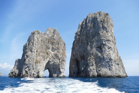 Capri: całodniowa wycieczka z wizytą w grotachCałodniowa wycieczka z przystankiem w Błękitnej Grocie