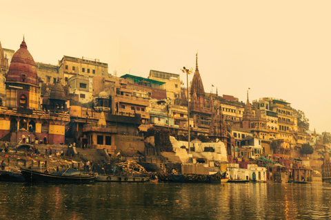 Journée complète de visite guidée de Varanasi en voiture climatisée avec un guide local