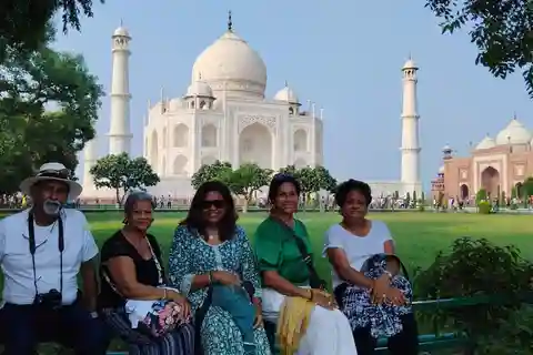 Rishikesh: Private 2-Day Taj Mahal Tour with Accommodation