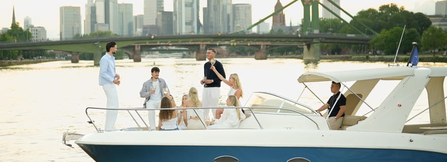 Francfort-sur-le-Main : excursion privée en bateau pour jusqu'à 10 personnes avec vue sur la skyline