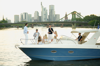 Frankfurt am Main: Private Bootstour für bis 10 Gäste mit Skyline Ausblick