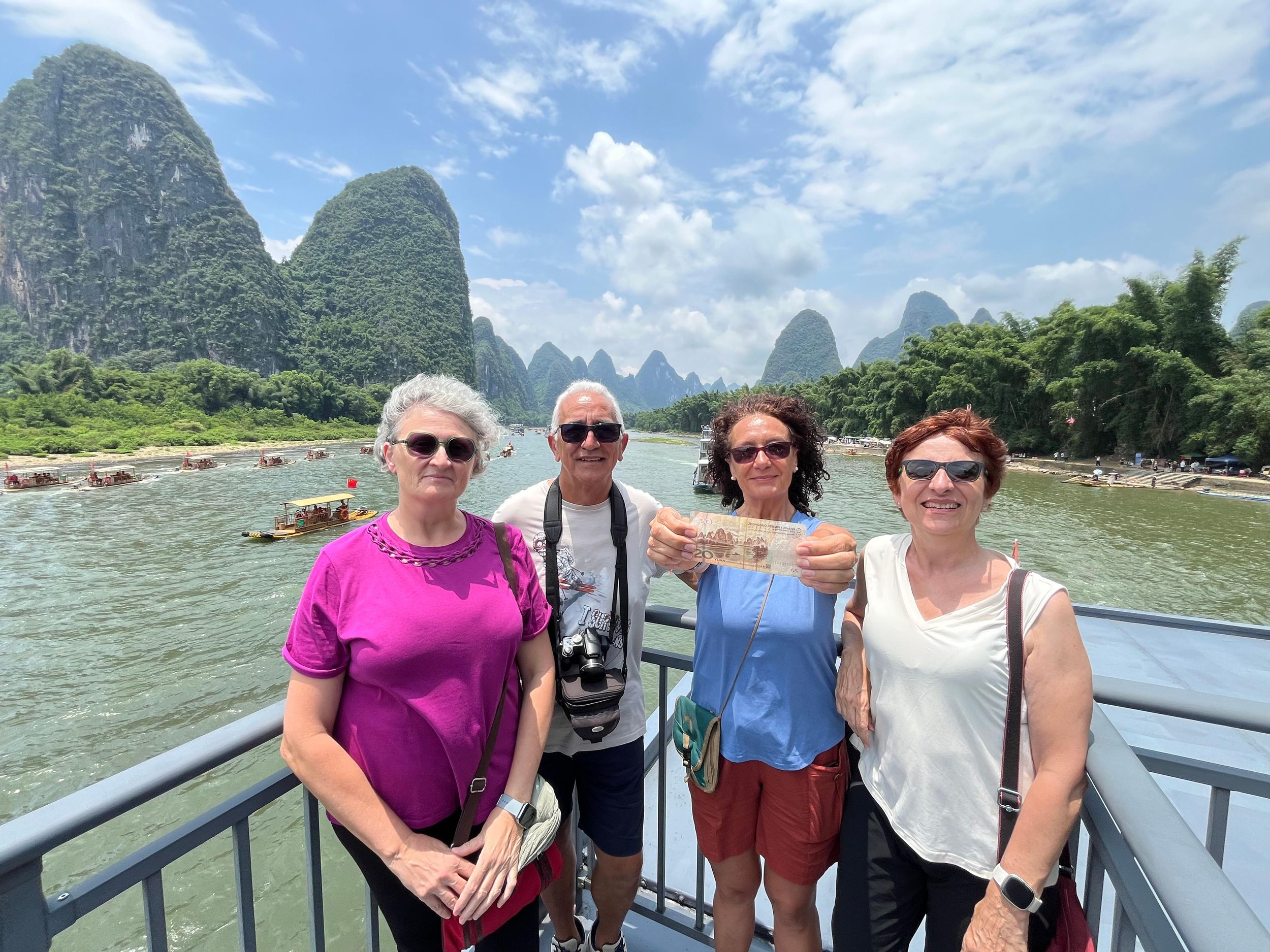 Guilin: Private Flussfahrt auf dem Li Jiang, Höhle und Show