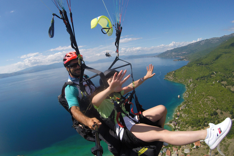 Parapendio sul lago di Ohrid